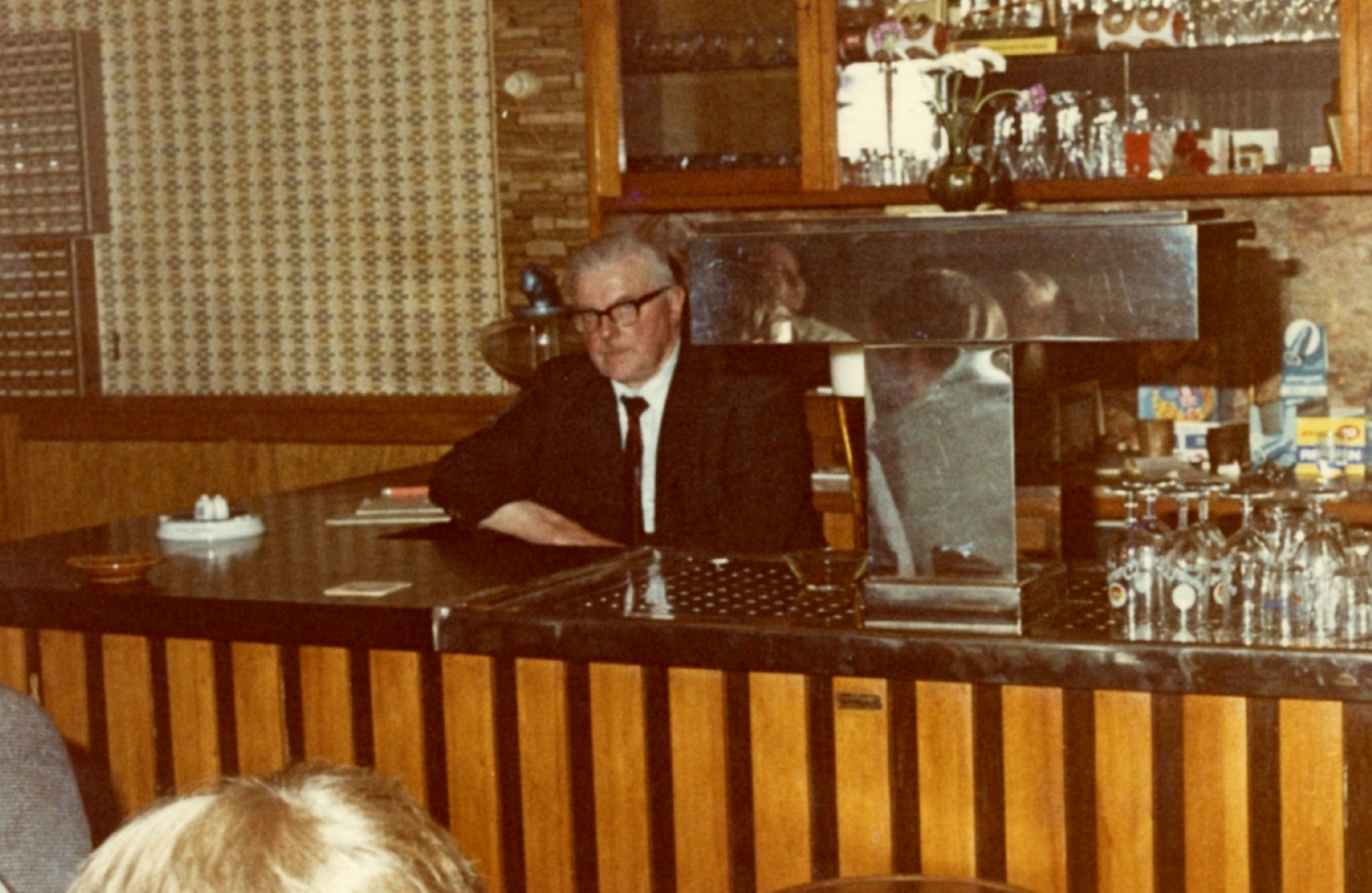 Gaststube mit Ernst Schmidt hinter der Theke um 1975