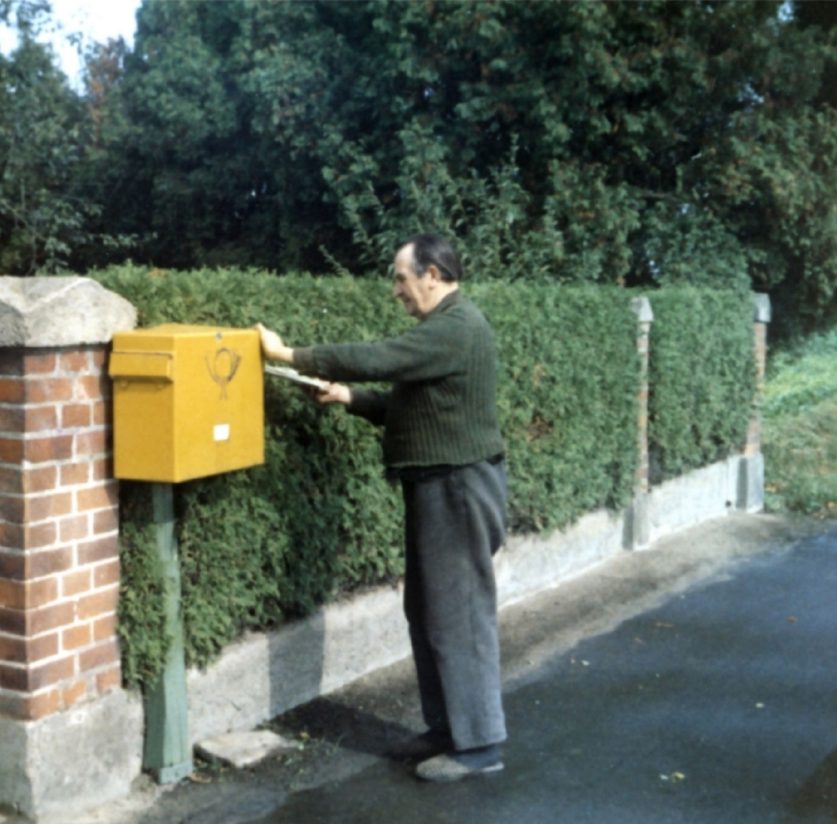 Hermann Campe bei der Postzustellung