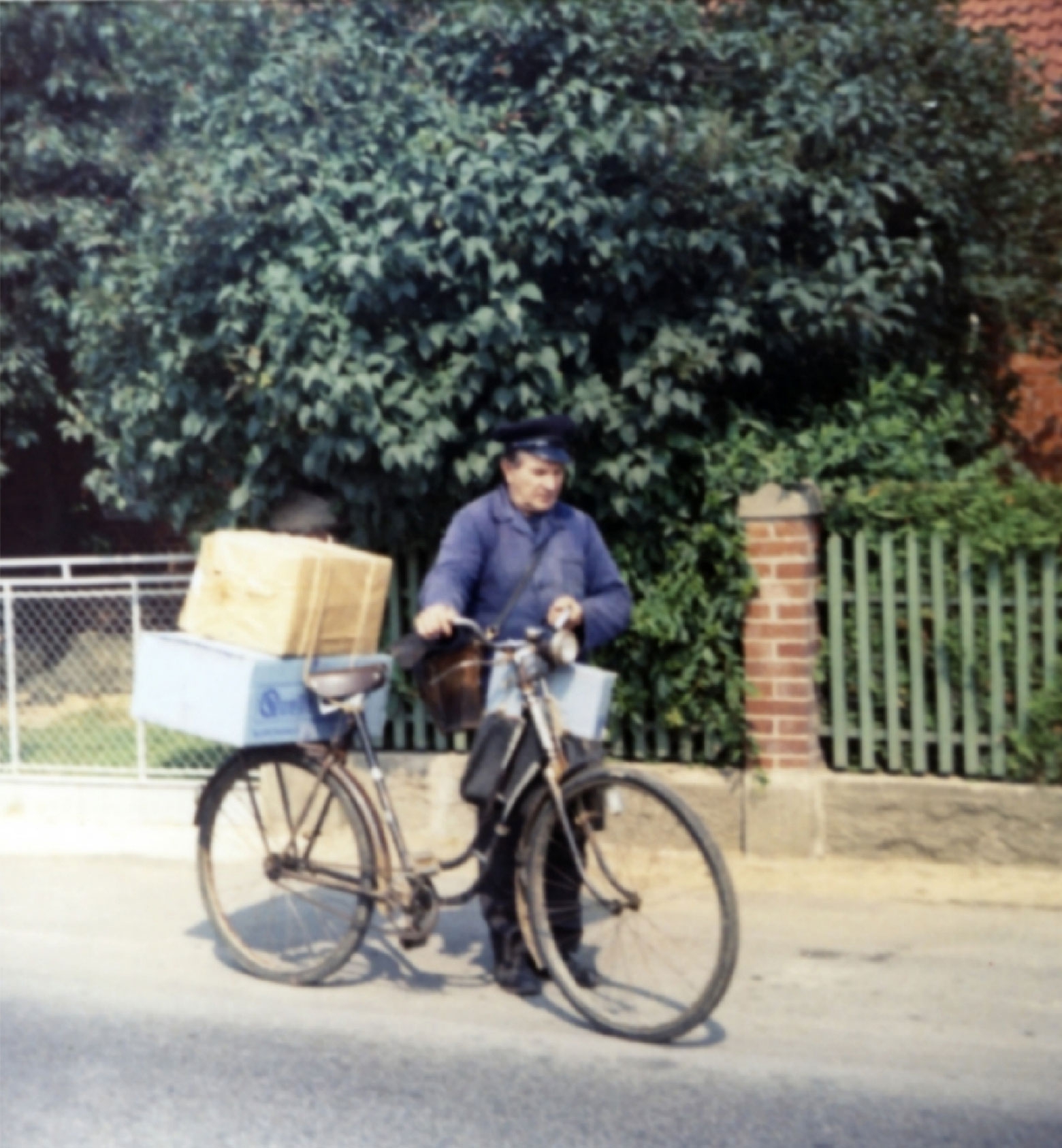 Hermann Campe bei der Postzustellung mit dem Fahrrad