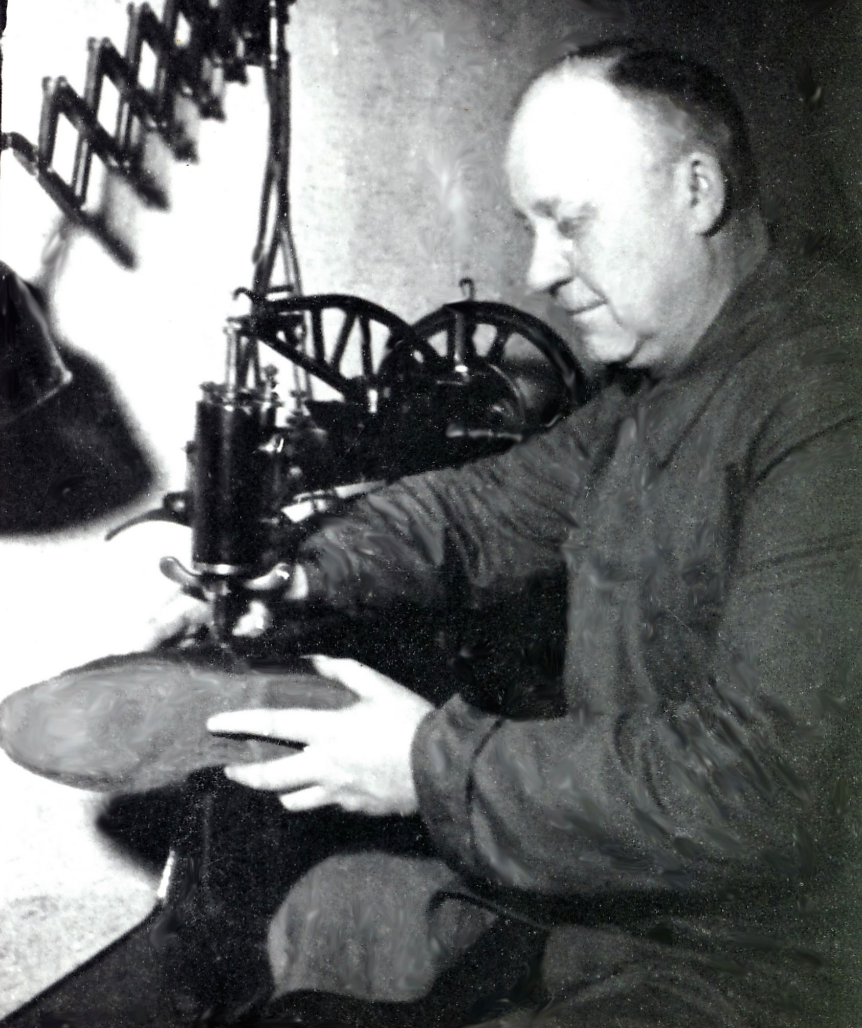 Hermann Drögemüller an der Schuhnähmaschine 1960
